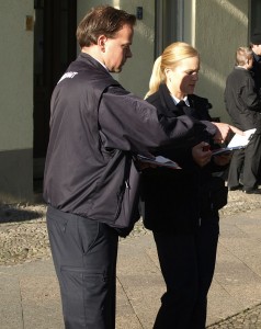 Zur Not werden Knöllchen mit Quittungsblock und Stift vergeben - keinesfalls aber ohne Hose!