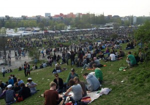 Besucher versus Bauarbeiten:  Bisher  lehnte der Bezirk den Bau durch den Mauerpark ab