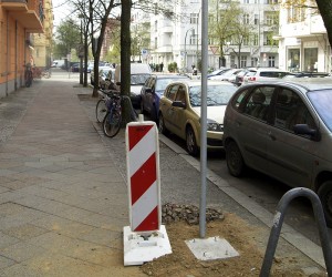 Verflixt und zugeparkt: Flüchtige Verbotsschilder verzögern Automatenaufstellung