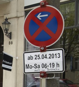 Martialischer Anblick am Laternenpfahl: Mit Kabelbinder und Zwingschrauben an der Flucht gehindert