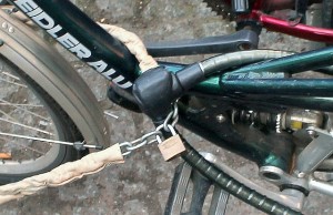 Doppelt hält nicht immer besser: Das Vorhängeschloss hält keinem Bolzenschneider stand