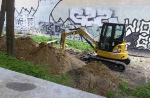 Erkundungsbagger im Anmarsch Foto: Martina Bolz