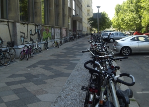 Gehweg Gudvanger Straße am Schulgebäude (vor dem Umbau)