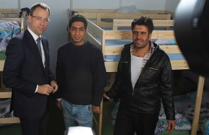 Senator Mario Czaja (beim Besuch der Notunterkunft in Tempelhof): Großunterkünfte sollen Belegung von Sporthallen vermeiden helfen