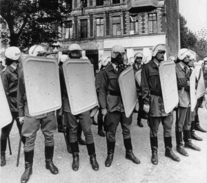 Volkspolizisten schützen besetzte Schönhauser 21 vor Naziübergriffen Foto: telegraph