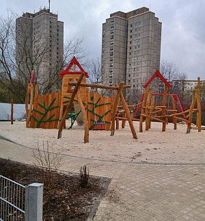 Nujn auf einer Anhöhe gelegen: Spielplatz im Thälmannpark