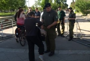 ...lästige Taschenkontrollen am Eingang