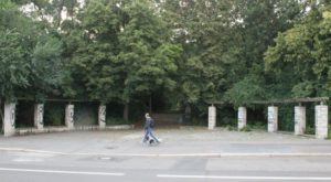 Pergola am Eingang Kniprodestre