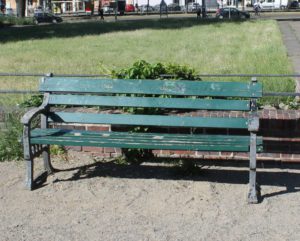 Historisch aussehende Bänke